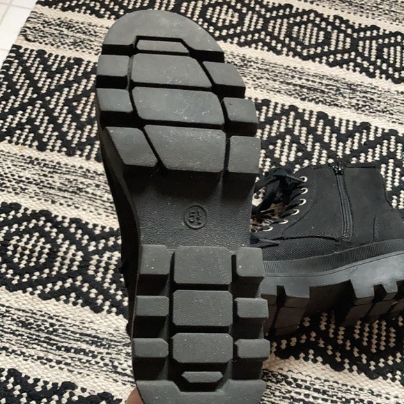 Super cute fashion boots, size 5.5, light wear, black canvas - Picture 6 of 6
